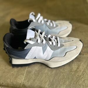 NEW BALANCE FIGS SIZE 7 WOMEN